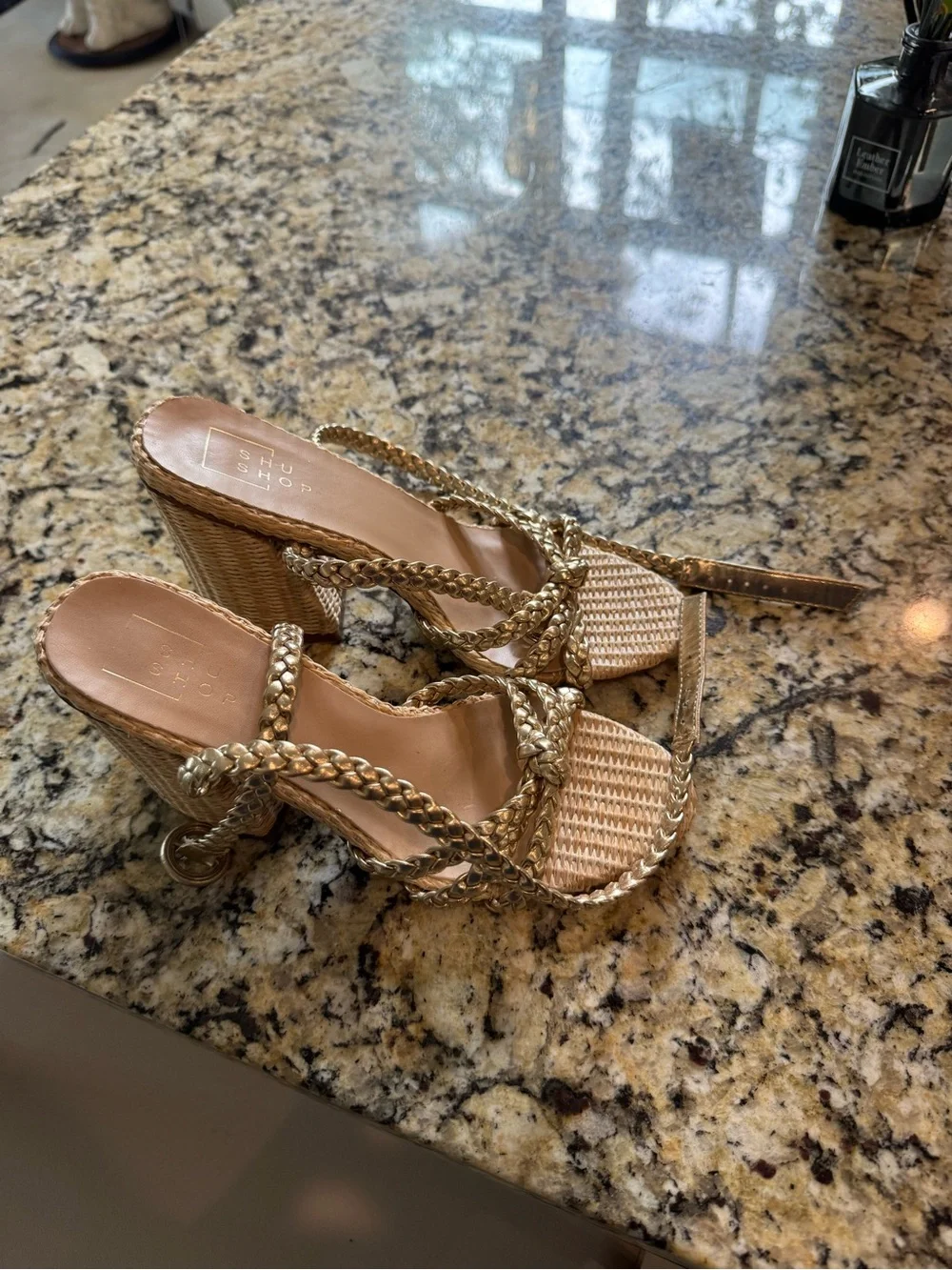 SHU SHOP Helen Gold Braided Raffia Block Heel Sandals
